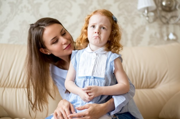 obrażona córeczka i kochająca mama